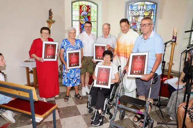 Mehrere Helferinnen und Helfer wurden für ihren ehrenamtlichen Dienst für die Kapelle Staudach geehrt. | Foto: Alfred Mayer