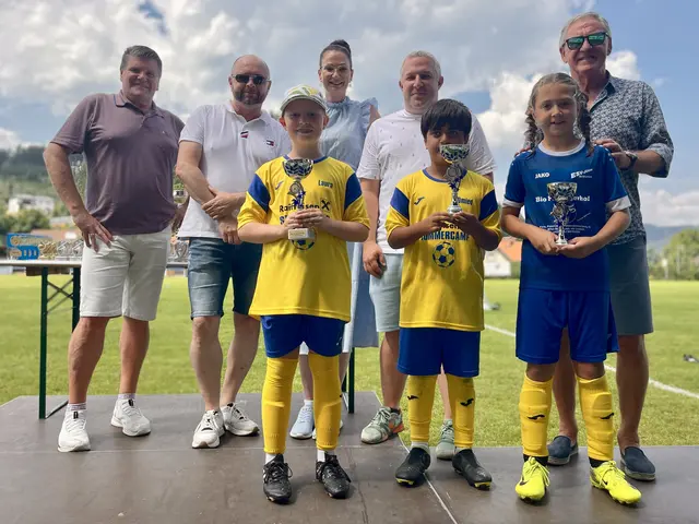Ein Siegerbild zum Einrahmen mit  prominenten Gratulanten Kraubaths Bürgermeister Erich Ofner, ESV-Obmann Uwe Käferböck, St. Michaels Bürgermeisterin Nicole Sunitsch, Vize Stefan Kreissl und Kicker Walter Schachner  | Foto: Markus Brunner