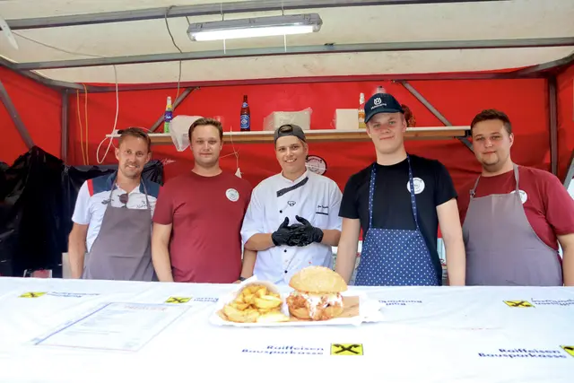 Das kulinarische Highlight des Abends waren Pulled-Pork-Burger vom Hofladen Tinhof, die großen Anklang fanden. | Foto: Alejandra Ortiz