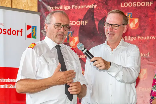 Manfred Damberger (l.) erklärte die Wichtigkeit des Feuerwehrwesens | Foto: Macher Fotografie