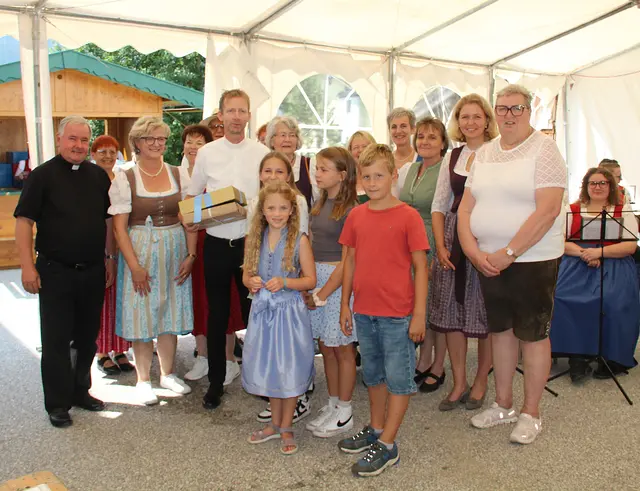 Ministrantinnen und Ministranten, Mitglieder der Kath. Frauenbewegung und des Pfarrgemeinderates, Pfarrer Dechant Adalbert Dlugopolsky mit Kooperator Josef Grünwald | Foto: PGR Stuhlfelden