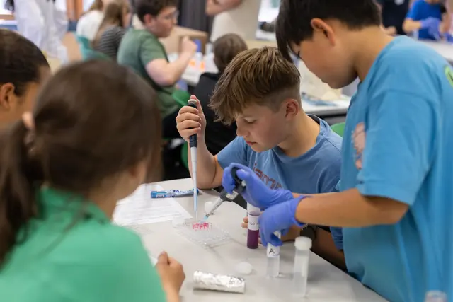 Kinder und Jugendliche früh für wissenschaftliche Themen zu begeistern, ist Anliegen der Wissenschaftsbotschafter-Initiative der Agentur für Bildung und Internationalisierung. Auch Forschende an der Med Uni Graz sind an dem Progrmm beteiligt und besuchen im Rahmen dessen kostenlos den Schulunterricht. | Foto: Monika Wittmann/Med Uni Graz