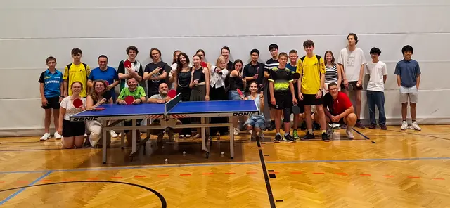 Allegro Vivo tauschte Noten gegen Tischtennisschläger und brachte rund 20 junge Musiker zum Sondertraining der Sektion Tischtennis.  | Foto: Reinhard Pleßl