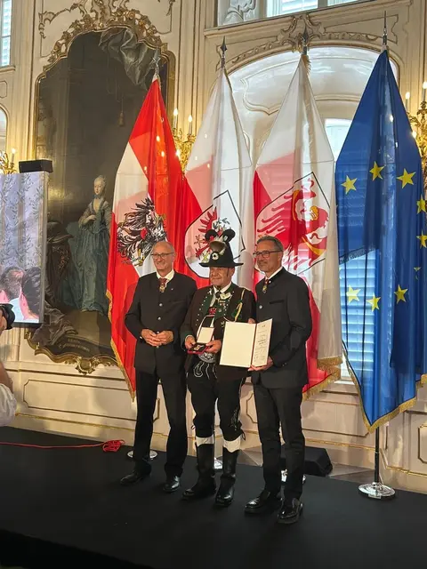 Helmut Ranalter mit den Landeshauptleuten Anton Mattle und Arno Kompatscher | Foto: Gemeinde Neustift