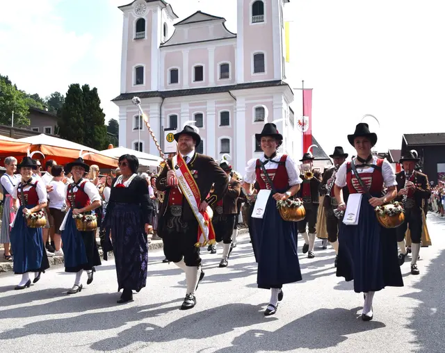 Die Musikkapelle Westendorf mit Bezirks-Kapellmeister René Schwaiger führte den Festzug an.
 | Foto: Roswitha Wörgötter