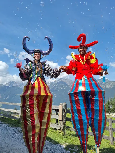 Fabelhafte Wesen, Sagenerzähler und viele andere mehr unterhielten die Besucherscharen am Freitag.