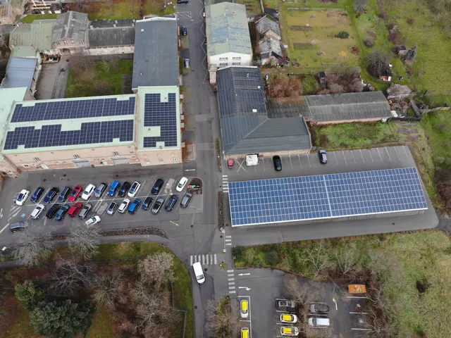 Photovoltaik-Anlagen in St. Gabriel: Links die neue PV-Anlage auf dem Dach des alten Bauernhofs, rechts die seit 2018 bestehende Anlage auf dem Carport. | Foto: Immobilienfonds der Steyler Missionare