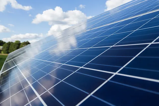 288 Module mit einer Gesamtfläche von 575 Quadratmetern erreichen eine Leistung von 129,6 kWp. | Foto: Symbolbild Pixabay