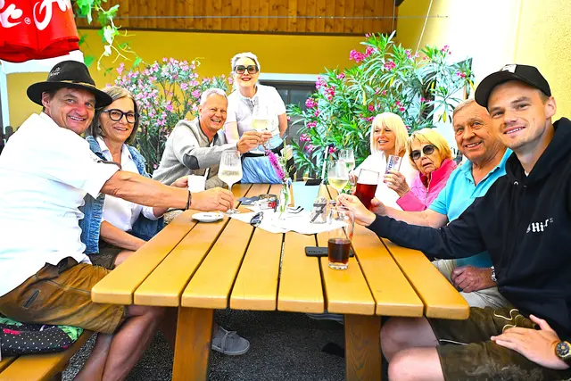 Die Gäste (hier Fam. Günter und Petra Jordan mit Bekannten) unterhielten sich prächtig. | Foto: Josef Bodner