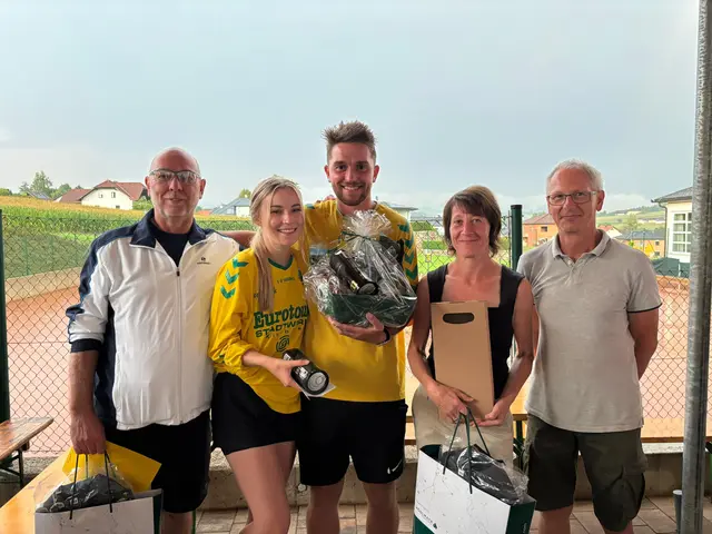 Siegerehrung Mixed-Doppel: Union-Obmann Peter Gatringer, Sara Grafeneder, Johannes Fraundorfer, Christa Buchinger, Sektionsleiter Manfred Buchinger. | Foto: Union Klam