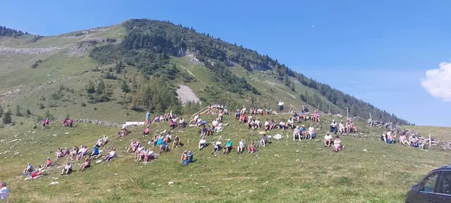 Gäste aus Nah und Fern reisten an, um gemeinsam auf der Alm zu feiern.  | Foto: Martina Rethmeier