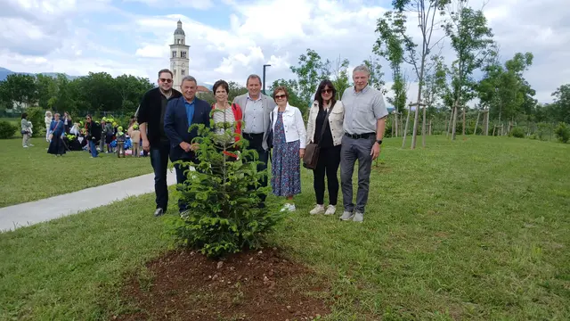 Im Generationenpark wurden gemeinsam zwei heimische Bäume gepflanzt. | Foto: Gemeinde Hohenthurn