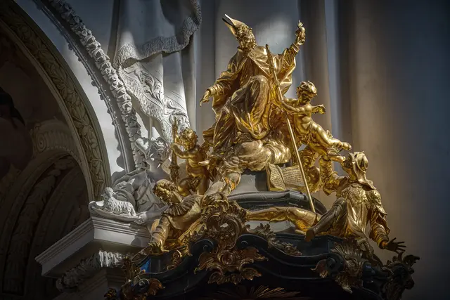 In der Stiftsbasilika St. Florian: Der Ordensvater Augustinus hält sein brennendes Herz - das Symbol der Liebe - zur Kirchenkuppel hinauf. | Foto: Andreas Etlinger