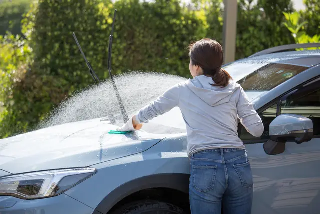 Für eine Autowäsche am Friedhof Annabichl könnte nun eine Strafe von 2.200 Euro verhängt werden. (Symbolfoto) | Foto: stock.adobe.com/at/kazoka303030