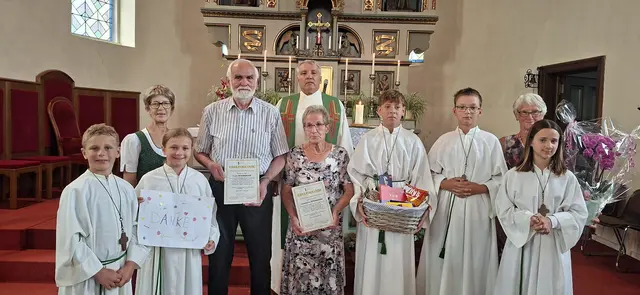 Annemarie und Franz Österreicher mit Pfarrer Gerhard Swierzek und Veronika Wagner und Elisabeth Gutmann mit den Ministranten Matthias und Marlene Dangl, Maximilian Altmann, Luca Winkelbauer und Leonie Habisohn | Foto: Pfarre Gastern