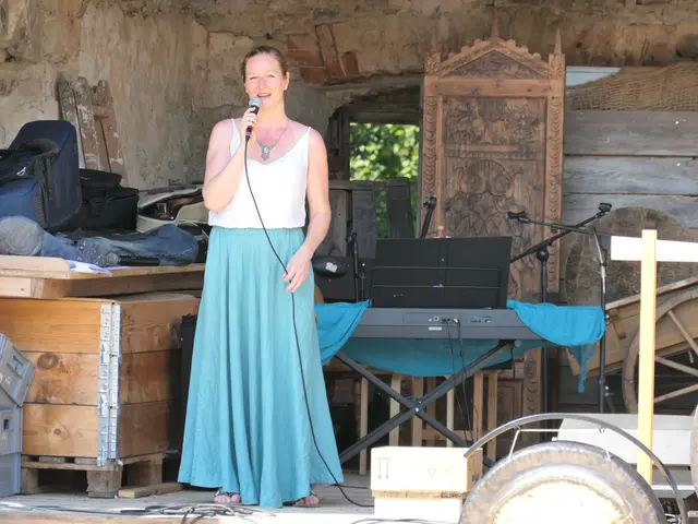 Moderatorin Monika Kefer führte durch das Friedensprogramm | Foto: Gerlinde Siebenhandl