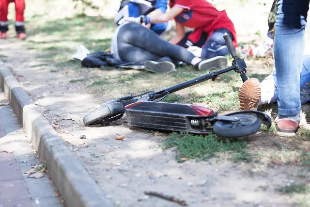 Auf der Unteren Dorfstraße in Serfaus kam es zur Kollision zwischen einem E-Scooter und einem Kind. (Symbolbild) | Foto: smarterpix