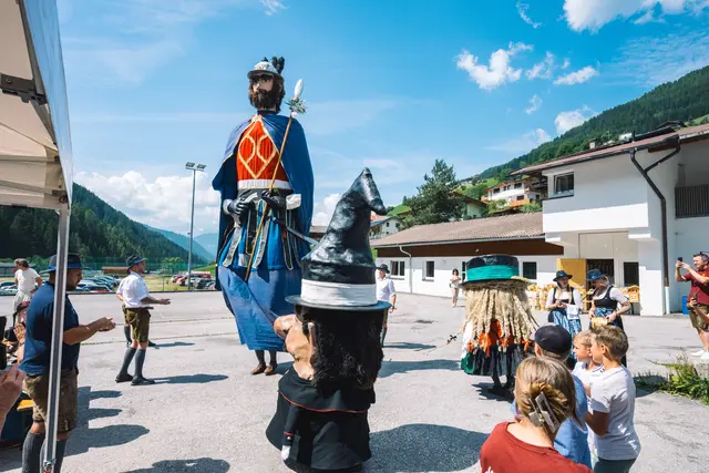 Mit einem Tanz begleiteten der Riese Samson und die beiden Zwerge Maria und Achatz das Fest in Navis. | Foto: Pernsteiner