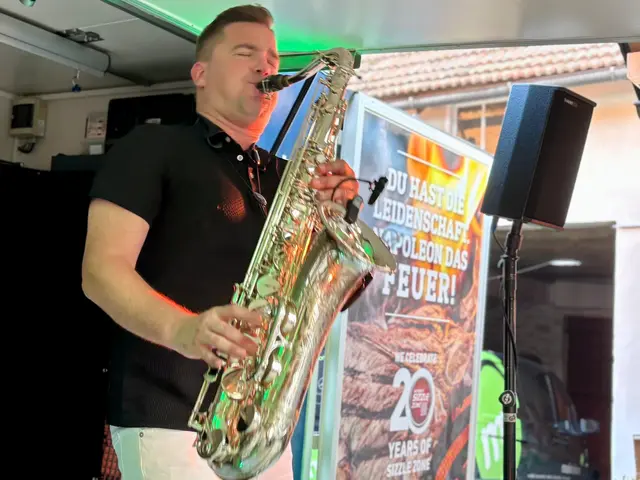 Für die musikalische Würze sorgte Peter Sax aus Hollabrunn, der mit seinen groovigen Beats, bekannten Klassikern und lässigen Eigenkompositionen den Innenhof zum Beben brachte. | Foto: Markus Kahrer