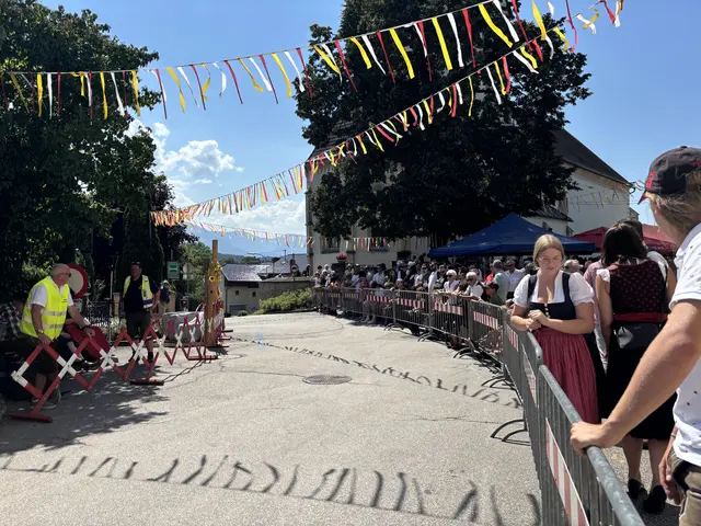 Bei strahlendem Sonnenschein versammelten sich die Zuschauer am Dorfplatz in Maria Gail. | Foto: MeinBezirk.at