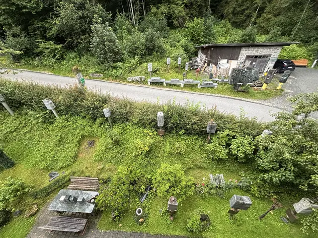 Der idyllisch gelegene Garten mit zahlreichen Kunstwerken aus Stein lädt zum Entspannen und Entdecken ein. | Foto: Sarah Braun