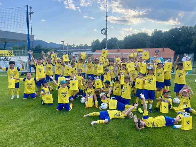 Ein kräftiges Hurra für ein anstrengendes, lustiges, kameradschaftliches Fußball-Fitness-Tenniscamp | Foto: Markus Brunner