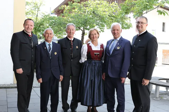 BM Martin Plank (r.) und VBM Romed Giner (l.) freuen sich mit den Geehrten (v. l.): Franz Nagl, Konrad Giner, Franziska Rief, Joe Bertsch. | Foto: Brigitte Drewes 