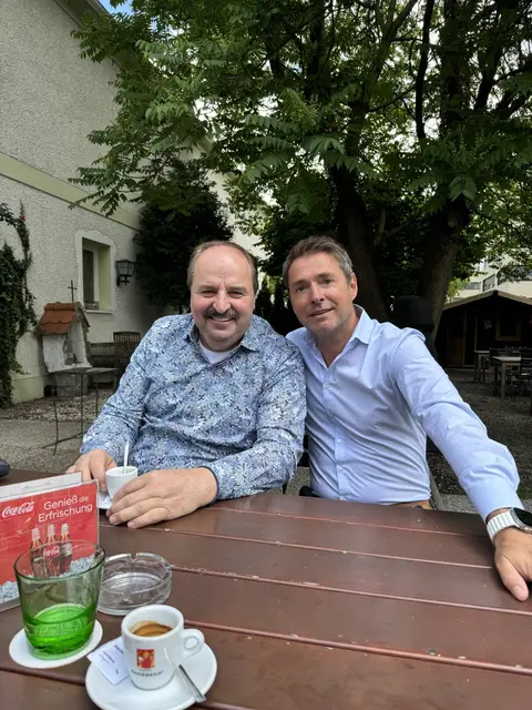 Auch Starkoch Johann Lafer (li.) war schon in der "Hofkneipe" zu Gast. Rechts im Bild: Chef Ernst Konrad. | Foto: Konrad/privat