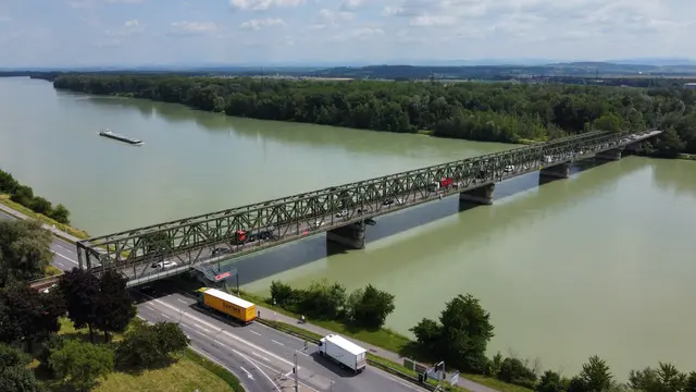 "Das Chaos rund um die Donaubrücke ist ein politisches Trauerspiel. Die sofortige Modernisierung der Brücke ist unabdingbar", schreibt Hans Peter Schausberger aus Enns.  | Foto: MeinBezirk MeineRegion Enns