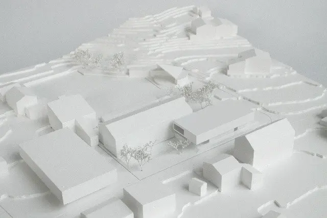 Durch den Zubau wird die Schule wesentlich mehr Innenraum, aber auch einen geschützten Schulhof erhalten. | Foto: Lutz-Amann