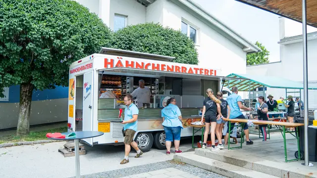 Es wurden zahlreiche Speisen angeboten, darunter zum Beispiel Grillhendl. | Foto: MV Weißkirchen/Mathias Hubauer