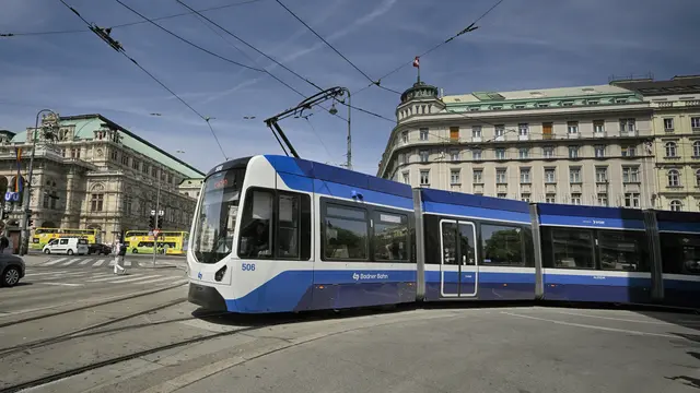 Die App bietet etwa Ticketshop und ein neues Punktesystem an.  | Foto: WLB/Zinner