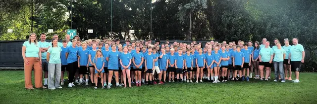 Gemeinsam für den Handball: die Camp-Teilnehmenden mit den Trainer:innen und dem Organisations-Team. | Foto: Handball Sportunion Leoben