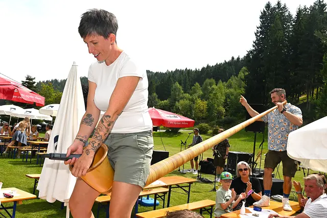 Schnell waren auch Gäste Teil des Geschehens | Foto: Josef Bodner