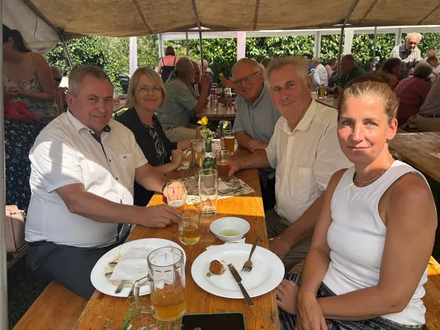 Am 15. August wurde in Föhrenau der traditionelle Pfarrkirtag gefeiert. Mit dabei: Bürgermeister Bernhard Karnthaler (li vorne), Martin Preineder (re, 2. v. vorne) Maria Kornhofer (re vorne) | Foto: Marktgemeinde Lanzenkirchen