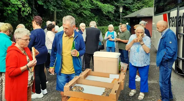 Bevor es mit dem Ausflug richtig losging, gab es für die Vichtensteiner Senioren noch eine kleine Stärkung am Busparkplatz. | Foto: Seniorenbund Viechtenstein