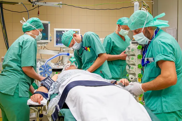 Forschende lassen mit einer Studie aufhorchen: Menschen ohne österreichische Staatsbürgerschaft Spitäler gehen nicht häufiger als Staatsbürgerinnen und Staatsbürger ins Spital, im Gegenteil. | Foto: Foto Jörgler
