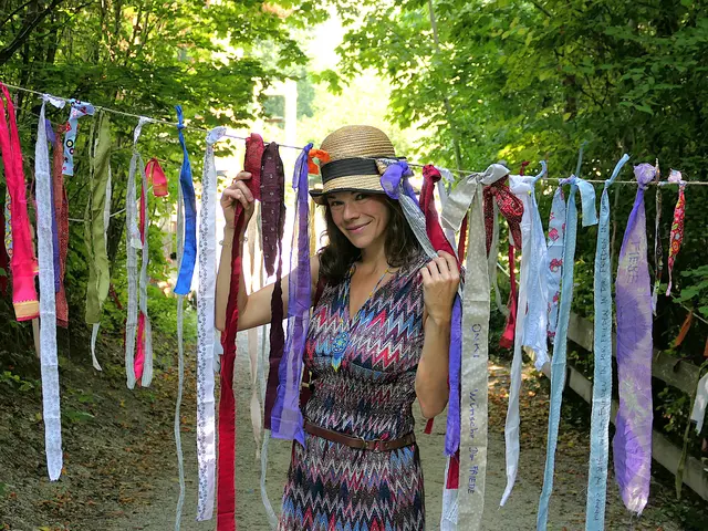 Sängerin Claudia Engelberger mit den 'Wunschbändern' | Foto: Gerlinde Siebenhandl