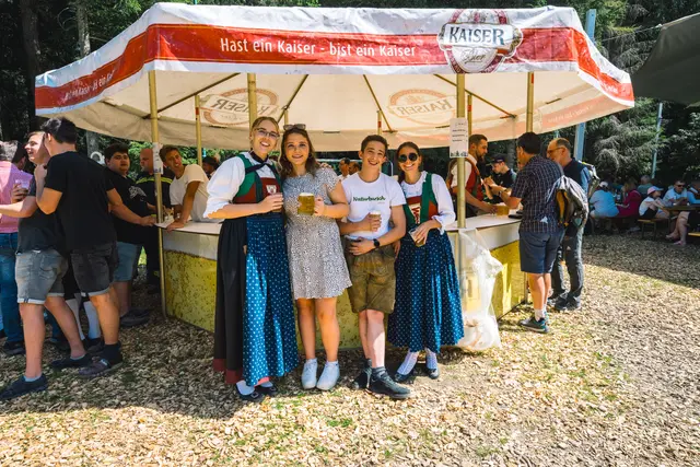 Lea, Maria, Andreas und Lea genießen die Sonne. | Foto: Pernsteiner