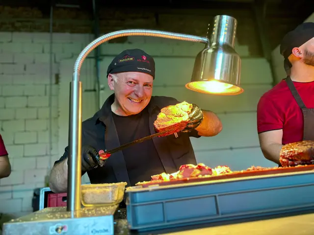 Lachs, Gemüsenudeln und zartes Fleisch vom Grill – natürlich zubereitet von Adi Matzek, seinem Team und unterstützt von Adi Matzek junior. | Foto: Markus Kahrer