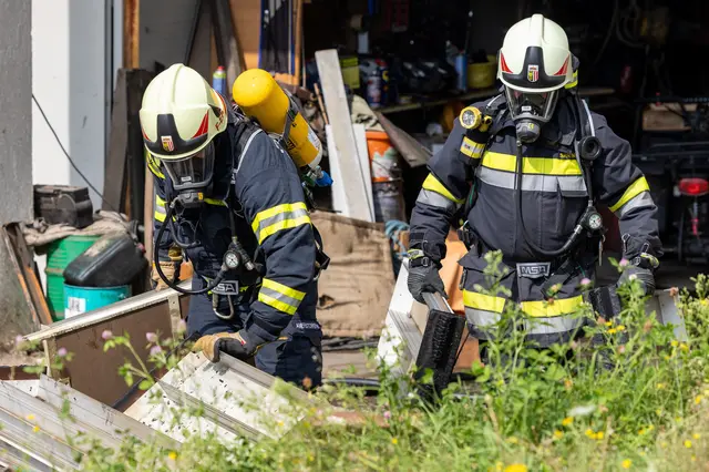 Die Feuerwehrleute mussten die Garage räumen. | Foto: Fotokerschi/Franz Plechinger