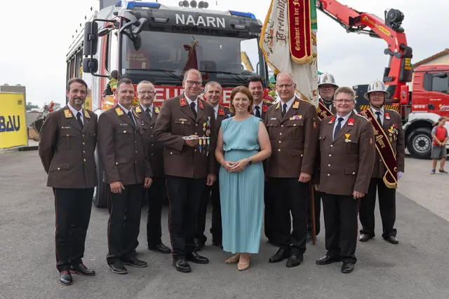 Am Bild von links Bezirksfeuerwehrkommandant Eduard Paireder, Abschnittskommandant Roland Paireder, Bezirkshauptmann Werner Kreisl, Kommandant Gerald Derntl und Stellvertreter Andreas Kastner, Landesrätin Michaela Langer-Weninger, Amtsleiter Andreas Bayrhofer, stellvertretender Landesfeuerwehrkommandant Michael Hutterer, Bürgermeister Martin Gaisberger und hinten Fahnenträger. | Foto: Land OÖ/Daniel Kauder