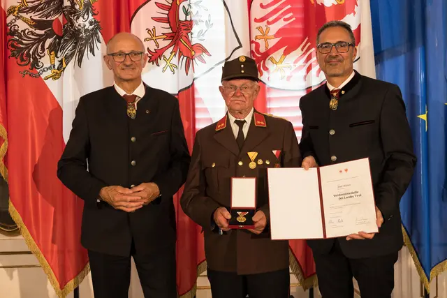 Mit der Verdienstmedaille des Landes Tirol ausgzeichnet wurde auch Josef Hölzler aus Obernberg. | Foto: Land Tirol/Sedlak