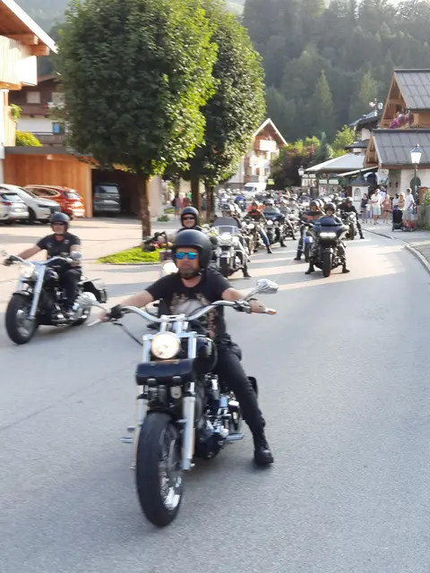 Die Harley-Davidson-Charity-Tour 2025 machte erstmals in Maria Alm Station. Mehr als 200 Harleyfahrerinnen und -fahrer kehrten in "Oim" ein, um Spenden für Muskelkranke-Kinder zu sammeln. | Foto: Braun