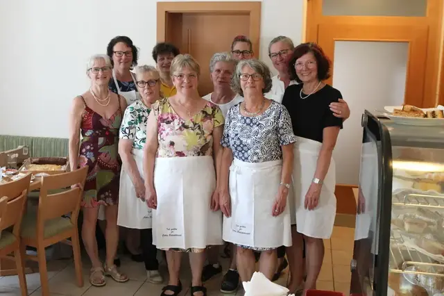 Freiwillige aus allen Pfarren der Pielachtaler Pfarrgemeinschaft ermöglichten mit Speis und Trank ein gemütliches Beisammensein nach der Messe. | Foto: Marktgemeinde Rabenstein