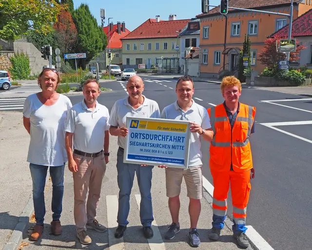 Horst Kronawetter (Leiter der Straßenmeisterei Atzenbrugg), DI Harald Kaufmann (Leiter der NÖ Straßenbauabteiung Tulln), Gerald Höchtel (Bgm. von Sieghartskirchen), LA Andreas Bors (i.V. LH-Stv. Udo Landbauer), Andreas Figl (Straßenmeisterei Atzenbrugg). | Foto: NÖ Straßendienst