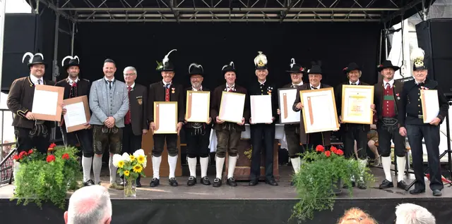 Die Geehrten mit Bezirks-Kapellmeister René Schwaiger, Obmann Michael Wallner, Bürgermeister Andreas Brugger, Landesobmann-Stv. Raimund Winkler und Bezirks-Obmann Andreas Krepper.
 | Foto: Roswitha Wörgötter
