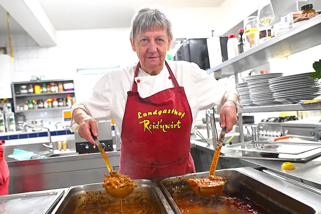 Die Wirtin Irmgard Liebetegger kredenzte beste Gulaschvariationen | Foto: Josef Bodner