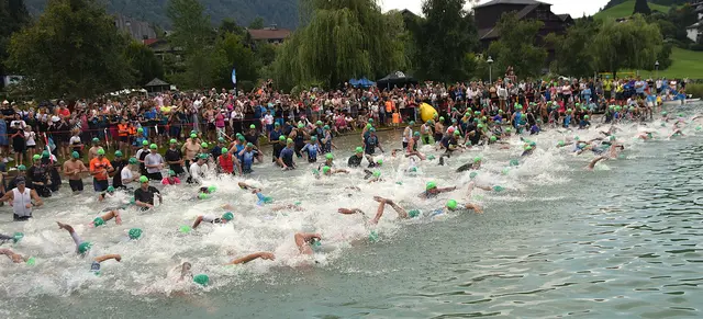 Imposanter Herrenstart beim 7. Thiersee Triathlon 2025 im Tiroler Hochtal im Tiroler Unterland an der Grenze zu Bayern. | Foto: Schwaighofer