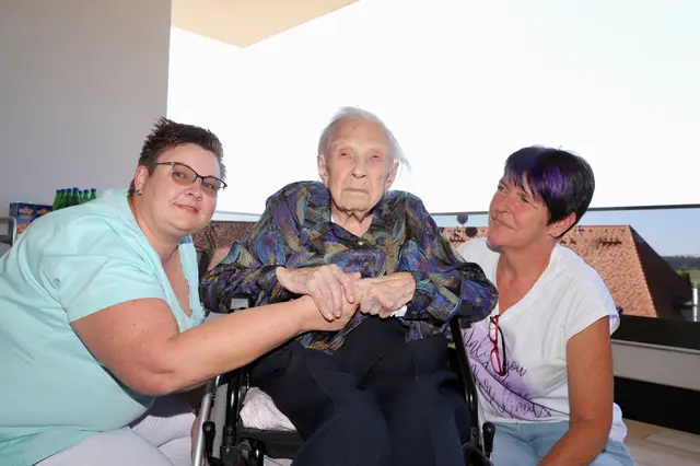 Erika Strohrigel genießt bei Pflegedienstleiterin Alexandra Peinsipp (r.) und Bereichsleiterin Nicole Korherr beste Betreuung. | Foto: Alfred Mayer